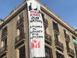 Una pancarta contra el rey Felipe VI cuelga de un edificio de La Rambla, en Barcelona.