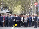 El presidente catalán, Quim Torra y la alcaldesa de Barcelona, Ada Colau, entre otros, en el mosaico de Joan Miró de La Rambla de Barcelona, un improvisado altar en homenaje a las víctimas.
