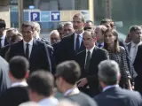 Los reyes de España y el presidente del Gobierno, Pedro Sánchez, a su llegada al acto de homenaje a las víctimas de los atentados de Cataluña, en la plaza de Cataluña de Barcelona.