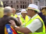 Imagen que muestra un encontronazo entre monárquicos e independentistas, en la plaza de Cataluña de Barcelona, durante el homenaje a las víctimas por los atentados de Cataluña del 17-A.