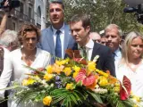 El presidente del PP, Pablo Casado (c), junto a la portavoz parlamentaria del PP, Dolors Montserrat (i), la diputada Mari Mar Blanco (d) y el presidente del PPC, Xavier Garcia Albiol (2i), ha realizado una ofrenda floral en el mosaico de Joan Miró.
