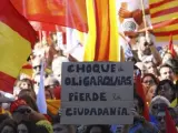 Banderas españolas y catalanas en una manifestación en Barcelona por la convivencia..