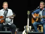 Don Henley (izquierda) y Glenn Frey, fallecido en 2016, de Eagles tocando en Los Ángeles en enero de 2014.