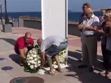 Varios familiares realizan una ofrenda floral, en Tenerife, por las víctimas del accidente de Spanair en su 10 aniversario.