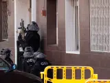 Entrada de las fuerzas de seguridad en el domicilio del atacante en Cornellá.