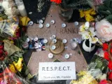 Velas, fotografías y flores que decoran la estrella de Aretha Franklin en el paseo de la Fama de Hollywood, California (EE UU), como forma espontánea su respeto y cariño a la 'reina del Soul'.