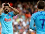 El jugador del Atlético de Madrid, Diego Costa (i), se lamenta de una ocasión de gol fallida ante su compañero, el delantero francés Antoine Griezmann (d).