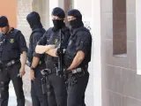 Agentes en el domicilio del atacante de Cornellà.