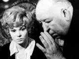 Barbara Harris con Alfred Hitchcock en una escena del rodaje de 'Family Plot'.