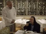 El humorista y actor Sacha Baron Cohen en un momento de su programa 'Who Is America?', en el que engaña a un crítico gastronómico y le hace creer que está comiendo carne humana.