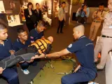 Personal médico militar hace una demostración de cómo se rescataron a los doce niños y el entrenador atrapados en la cueva Tham Luang, en el ámbito de la exposición La increíble misión en Tham Luang: La agenda global, en un centro comercial de Bangkok (Tailandia).