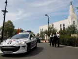 Miembros de la policía establecen un perímetro de seguridad cerca de la zona en la que se produjo un ataque con cuchillo en Trappes, cerca de París (Francia).