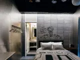 Una de las habitaciones del Peanuts Hotel decorada como si fuera una nave espacial, con Snoopy disfrazado de astronauta.