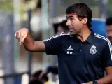 Raúl González dirige un partido de la cantera del Real Madrid.