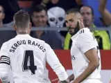 Karim Benzema y Sergio Ramos celebran un gol en Montilivi.