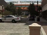 Cordón policial alrededor del lugar donde se ha producido un tiroteo en un torneo de videojuegos, en Jacksonville, Florida (EE UU).