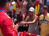 El piragüista Cristian Toro ofrece una anillo de compromiso a su novia, Susana Salmerón, tras pedirle matrimonio por sorpresa.