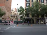 Bomberos Madrid desalojó el edificio contiguo tras descubrir grietas y daños.