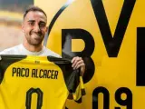 Paco Alcácer posa con la camiseta del Borussia Dortmund.