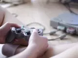 Una persona jugando con una Playstation 1.