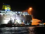 Los barcos de lucha contra incendios intentan extinguir un incendio que en el garaje del ferry griego 'Eleftherios Venizelos'.