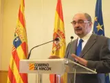 El presidente de Aragón, Javier Lambán, atendiendo a los medios en el Pignatelli