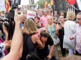 Un cámara de televisión es increpado durante la concentración contra los lazos amarillos en Barcelona.