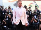 El actor canadiense Ryan Gosling llega a la ceremonia de apertura y proyección de la película 'First Man', durante la 75ª edición del Festival de Cine de Venecia (Italia).