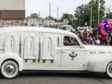El coche fúnebre que transporta los restos mortales de Aretha Franklin.