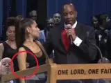 Ariana Grande y el reverendo Charles Ellis, en el funeral de Aretha Franklin.