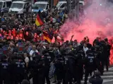 La Policía alemana trata de controlar a los manifestantes ultraderechistas en Chemnitz.