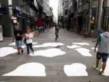 Una acción reivindicativa cambia un paso de peatones por "el primer paso de vaca", con el objetivo de sensibilizar sobre la figura de este animal, en A Coruña (Galicia).