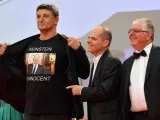 El director italiano Luciano Silighini Garagnani viste una camiseta de apoyo a Harvey Weinstein en el Festival de Venecia.