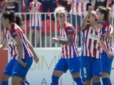 Las jugadoras del Atlético de Madrid celebran el primer gol de su equipo ante la Real Sociedad en el último partido de la Liga Iberdrola de fútbol femenino.