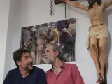 El actor Willy Toledo (d), junto a su colega Javier Bardem, durante la rueda de prensa que ha convocado en el Arzobispado de Madrid, a la misma hora que debía declarar ante un juzgado por presuntos insultos a Dios y a la Virgen.