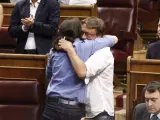 Iglesias abraza a Domènech, en una imagen de archivo.