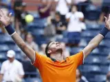 El tenista argentino Juan Martín del Potro celebra su victoria frente al estadounidense John Isner en el Abierto de Estados Unidos.