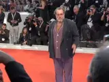 El Hugh Hefner del cine, el director Julian Schnabel, llevó su pijama favorito al estreno de su película "Puerta de la eternidad" en el Festival de Cine de Venecia, y a nadie pareció importarle demasiado.