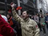 Un grupo de trabajadores públicos se manifiesta en Buenos Aires contra las medidas de Macri.