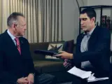 Roy Moore (izda) y Sacha Baron Cohen (a la dcha, disfrazado) durante el programa 'Who Is America?'.