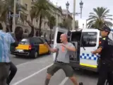 Unos manteros se enfrentan con la policía durante una redada de confiscación de productos en Barcelona.