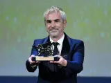 El cineasta mexicano Alfonso Cuarón, al recoger el León de Oro por su película 'Roma'.