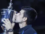 El tenista serbio Novak Djokovic, tras plocamarse campeón del Abierto de Estados Unidos.