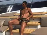 Cristiano Ronaldo posa en un yate.