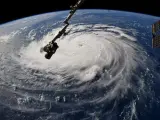 El ojo del huracán Florence mientras avanza por el Atlántico hacia las costas estadounidenses, en una fotografía tomada por el astonauta Ricky Arnold desde la Estación Espacial.