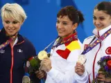 Sandra Sanchez Jaime, en el centro, con el oro de katas de kárate logrado en la Olimpiada Europea de Bakú.