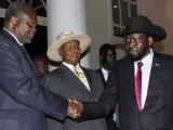 El presidente sursudanés, Salva Kiir (izq.), y el líder rebelde Riek Machar, se estrechan las manos el 5 de agosto de 2018.