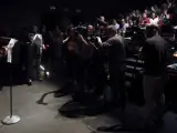 Un momento de la vigilia organizada en el Teatro del Barrio en Lavapies (Madrid), en apoyo al actor Willy Toledo tras ser detenido.