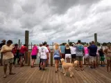 Un grupo de personas observa el cielo en Wilmington, Carolina del Norte (EE UU), en espera de la llegada del huracán Florence.