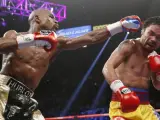 Mayweather trata de alcanzar con su izquierda el rostro de Pacquiao.